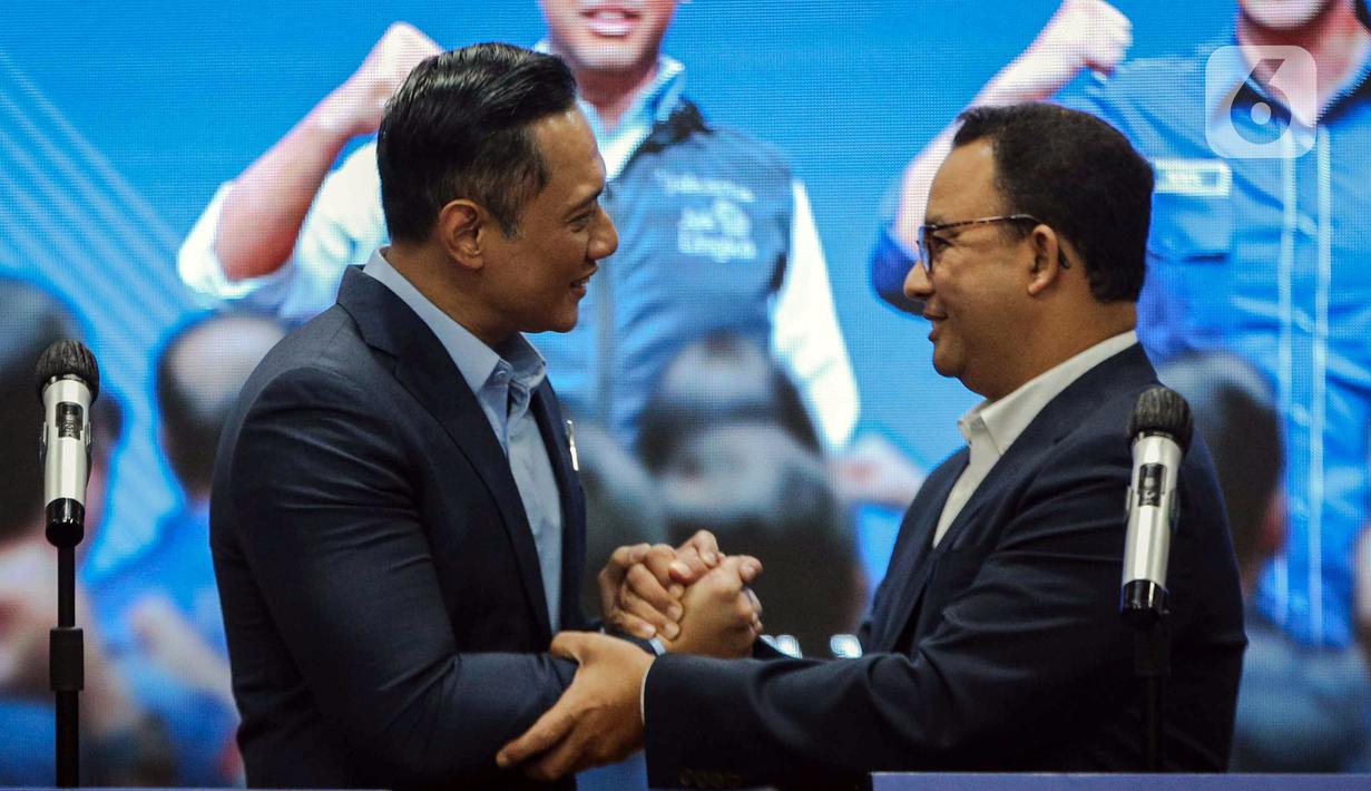 Ketua Umum Partai Demokrat Agus Harimurti Yudhoyono atau AHY (kiri) menyalami Anies Baswedan saat menyampaikan pernyataan kepada awak media usai menggelar rapat terbatas di DPP Partai Demokrat, Jakarta, Kamis (2/3/2023). Dalam rapat terbatas tersebut membahas bahwa Partai Demokrat telah resmi memberikan dukungan kepada Anies Baswedan untuk maju sebagai calon presiden pada Pemilihan Presiden 2024. (Liputan6.com/Faizal Fanani)