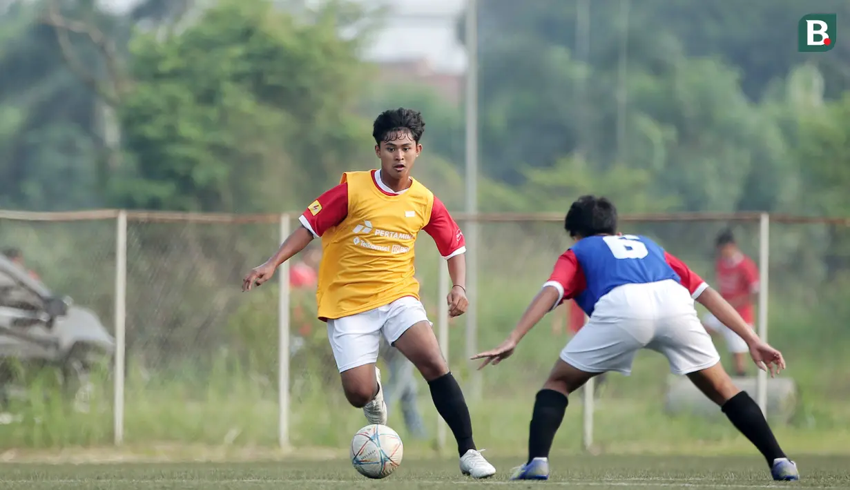 Ketua Umum PSSI, Erick Thohir, berbincang dengan Direktur Utama PT Liga Indonesia Baru (LIB), Ferry Paulus dan pelatih Timnas Indonesia U-20, Indra Sjafri saat memantau langsung seleksi pemain Timnas Indonesia U-17 di Persija Training Ground, Nirwana Park, Depok, Sabtu (22/7/2023). (Bola.com/Ikhwan Yanuar)