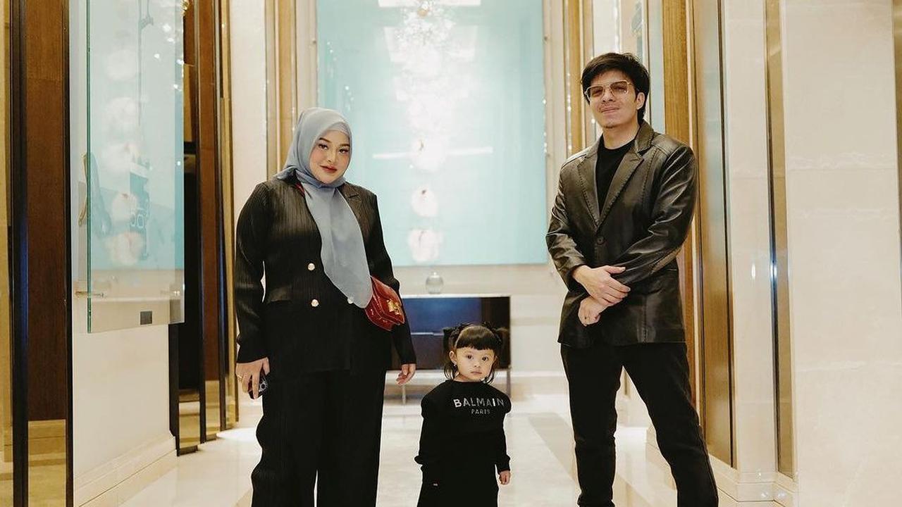 Hanya beberapa waktu setelah kelahiran putri mereka, Aurel merayakan ulang tahun sang suami pada 20 November lalu.