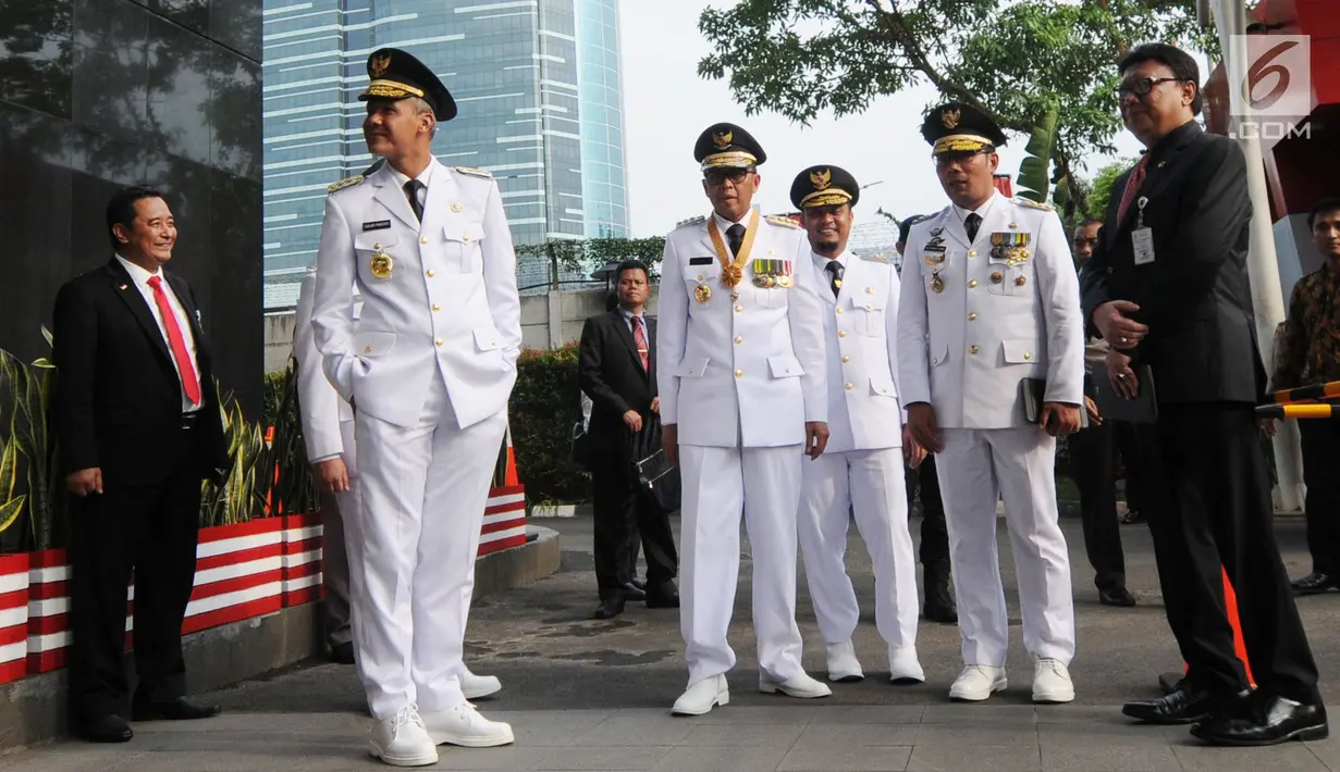 Mendagri Tjahjo Kumolo (kanan) bersama gubernur dan wakil gubernur hasil Pilkada 2018 di Gedung KPK, Jakarta, Rabu (5/9). Empat pasang gubernur dan wakil gubernur menyambangi KPK usai dilantik Presiden Jokowi. (Merdeka.com/Dwi Narwoko)