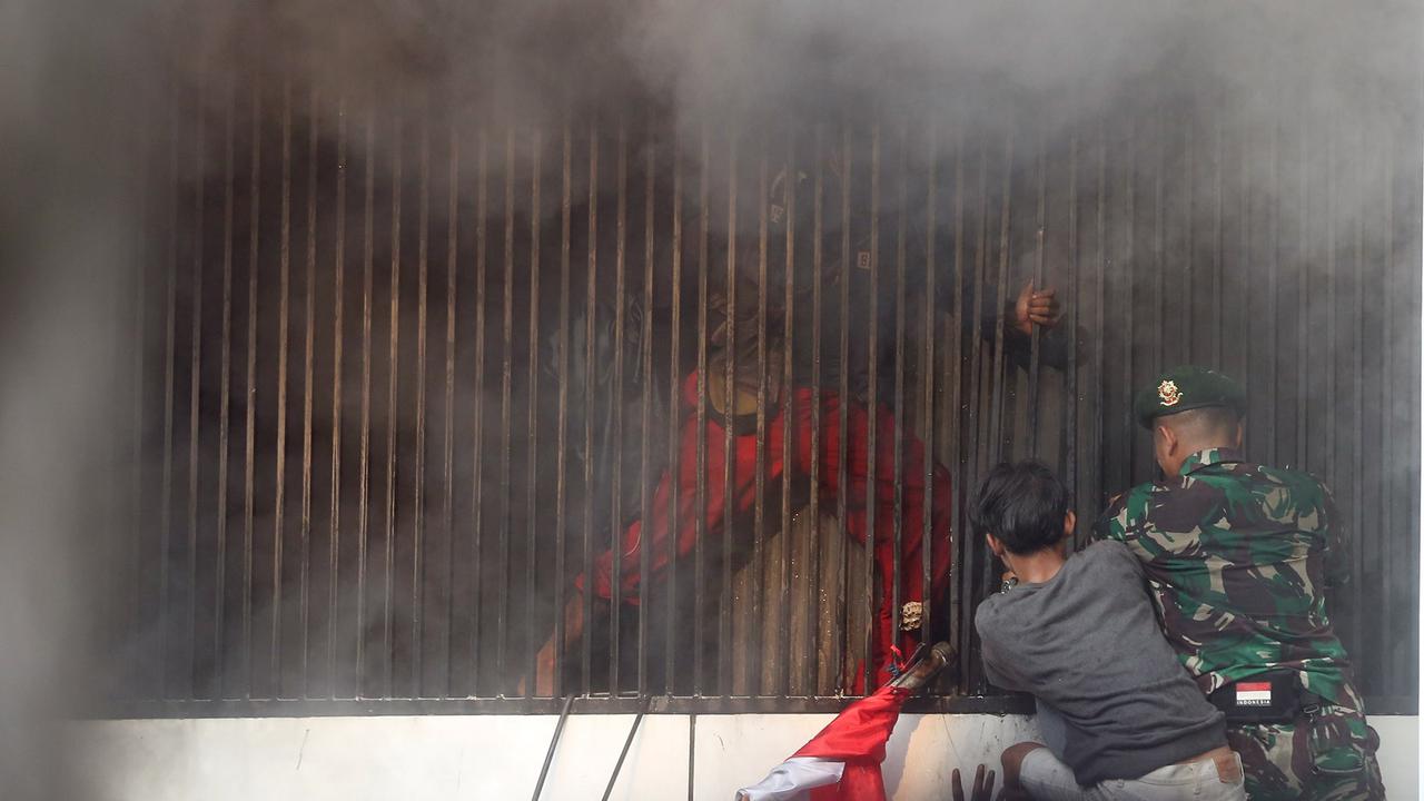 FOTO: Drama Penyelamatan Warga Saat Gedung Terbakar di Tengah Ricuh Kwitang