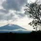 Status Gunung Agung di Karangasem, Bali, naik dari Normal ke Waspada pada 14 September 2017. Visual tanggal 1 Juli 2017. (Foto: Istimewa/PVMBG/Kementerian Energi dan Sumber Daya Mineral)