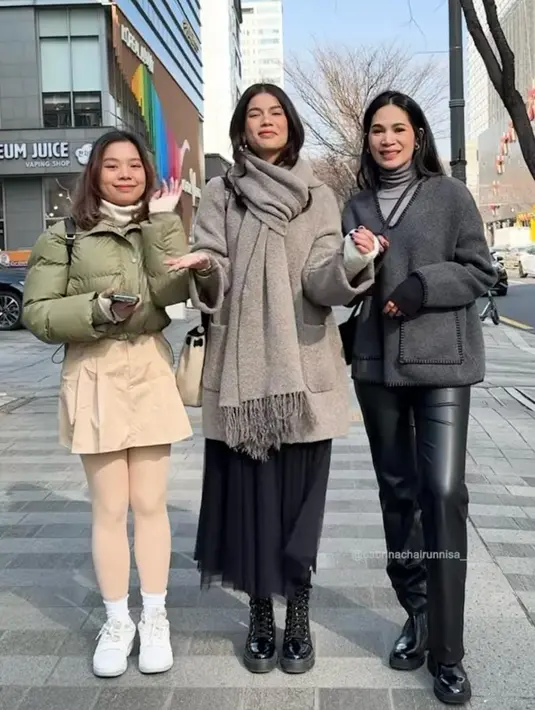 Oversize sweater terlihat lebih chic dipadukan dengan rok plisket dan sepatu boots warna hitam [@sabrinachairunnisa_]