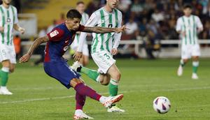 Pemain Barcelona, Joao Cancelo, mencetak gol ke gawang Real Betis pada laga Liga Spanyol di Estadi Olimpic Lluis Companys, Minggu (17/9/2023). Barca menang dengan skor 5-0. (AP Photo/Joan Monfort)