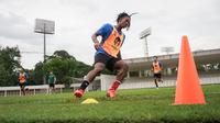 Latihan fisik yang dilakukan berupa latihan beep test. Ronaldo Kwateh dkk akan berlari bolak-balik dengan jarak total 25 km sambil mendengarkan nada beep yang diputar dengan pengeras suara. (Bola.com/Bagaskara Lazuardi)