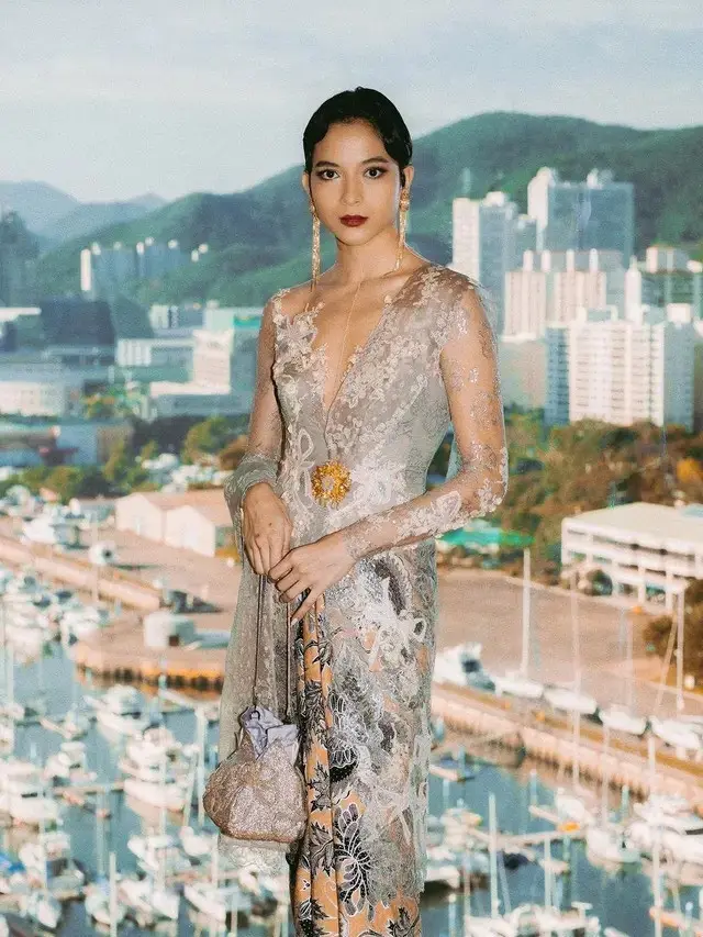 Pesona Kebaya Istri Para Artis Indonesia (Instagram/@putrimarino)