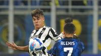 Pemain Juventus Paulo Dybala (kiri) berebut bola dengan pemain Inter Milan Alexis Sanchez pada pertandingan Serie A di Stadion San Siro, Milan, Italia, Minggu (24/10/2021). Pertandingan berakhir dengan skor 1-1. (AP Photo/Luca Bruno)