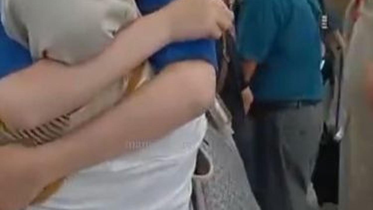Mereka tak henti-hentinya menangis dan memeluk perempuan berkerudng abu-abu tersebut.
