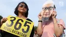 Peserta Aksi 365 membawa poster dan topeng menuntut kasus Novel Baswedan yang tak kunjung terungkap, seberang Istana Negara, Jakarta, Rabu (11/4). (Liputan6.com/Immanuel Antonius)