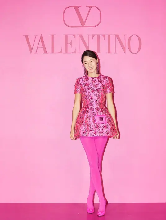 <p>Aktris Gong Hyo Jin juga memesona di acara ini. (Foto: Twitter/ maisonvalentino)</p>