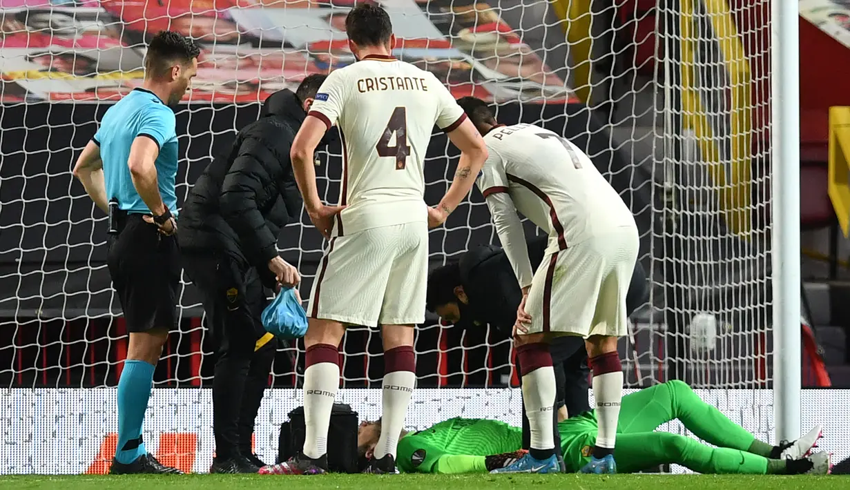 Pau Lopez sempat mendapat perawatan di dalam lapangan. (AFP/Paul Ellis)