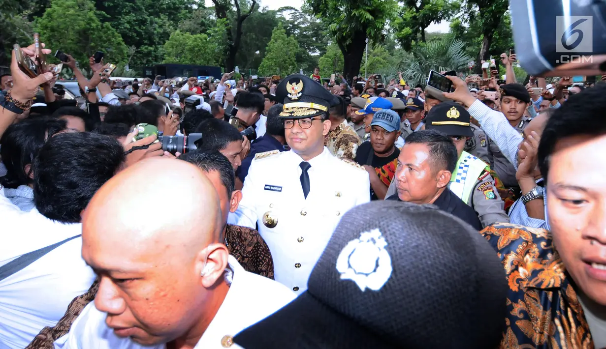Gubernur DKI Jakarta. Anies Baswedan saat akan masuk gerbang utama Balai Kota Jakarta, Senin (16/10). Ribuan warga menyambut kedatangan Anies Baswedan dan Sandiaga Uno usai dilantik sebagai Gubernur dan Wakil Gubernur. (Liputan6.com/Helmi Fithriansyah)