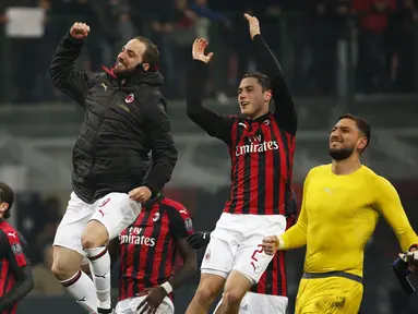 Striker AC Milan, Gonzalo Higuain, merayakan kemenangan atas SPAL pada laga Serie A di Stadion San Siro, Milan, Sabtu (29/12). Milan menang 2-1 atas SPAL. (AP/Antonio Calanni)