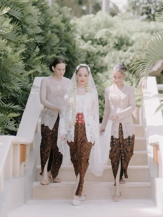 Aishah memadukan kebaya tersebut dengan kain batik warna coklat. Bros berukuran sedang warna emas yang disematkan di dadanya pun mempermanis tampilan Aishah. [@aishahjennifer]