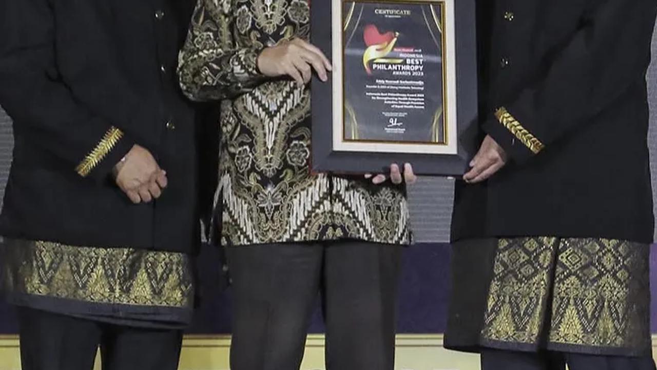 Penghargaan tersebut diserahkan kepada Direktur Surya Citra Media Imam Sudjarwo sebagai perwakilan.