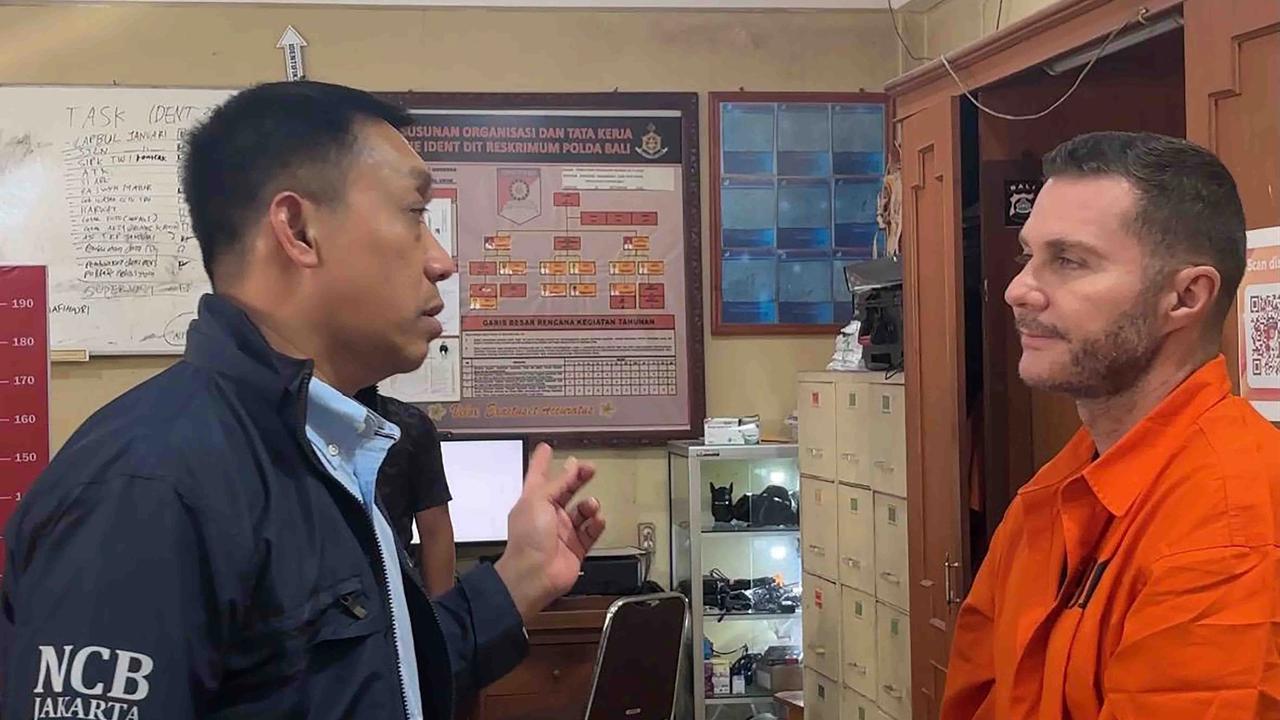 FOTO: Polri Amankan Buronan Internasional Sindikat Narkoba di Bandara Bali