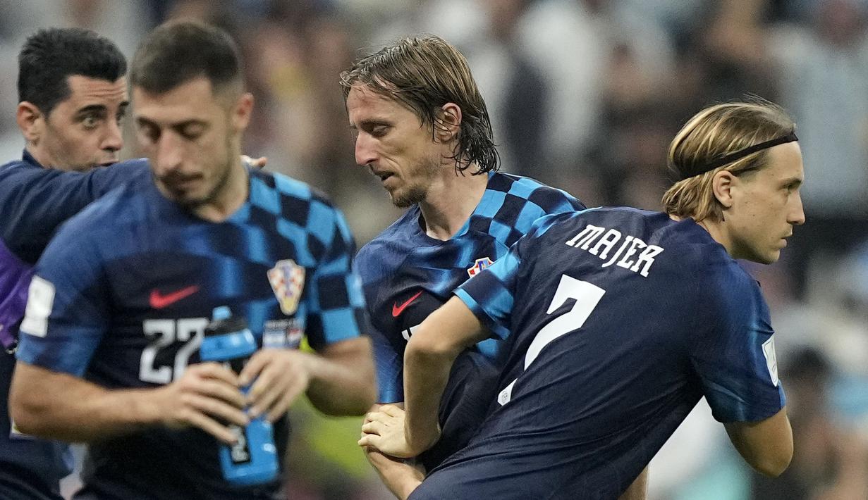 Modric tak bermain hingga akhir laga saat melawan Argentina. Sang kapten ditarik keluar pada menit ke-81 dan digantikan oleh Lovro Majer. (AP Photo/Martin Meissner)