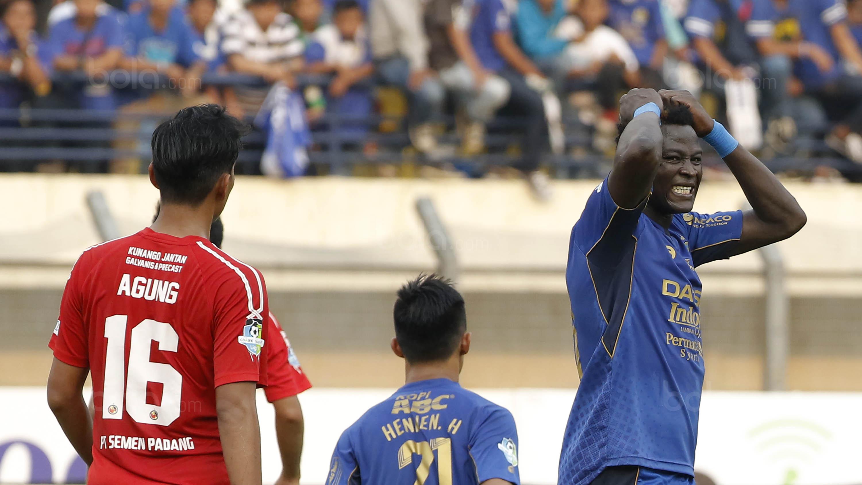 Striker Persib, Ezechiel Ndouasel (kanan) (Bola.com/M Iqbal Ichsan)