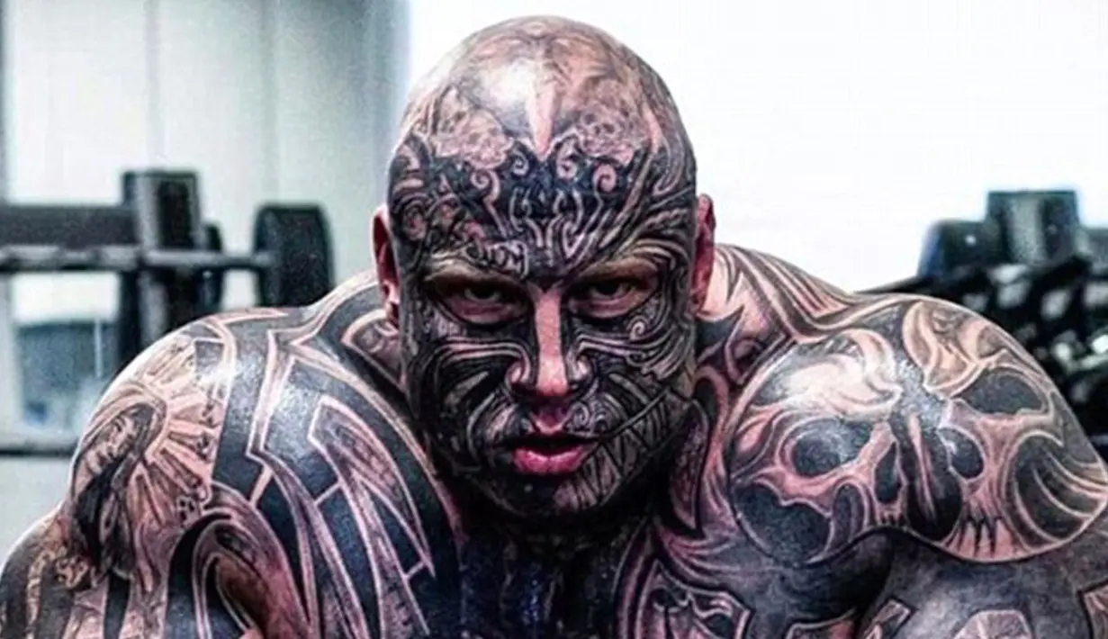 Jens Dalsgaard telah mentato penuh tubuhnya dan melakukan berbagai cara agar mirip tokoh kartun "The Beast" dalam cerita Beauty and The Beast. Pria asal Denmark ini setidaknya telah memiliki 40 tato yang menutupi wajahnya. (dailymail.co.uk)