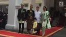Presiden Joko Widodo bersama putranya Gibran Rakabuming Raka dan cucunya Jan Ethes foto bersama dengan Agus Harimurti Yudhoyono dan istri Annisa Pohan jelang upacara HUT ke-74 RI di Istana Negara, Sabtu (17/8/2019). (Liputan6.com/Lizsa)