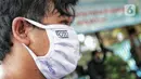 Anggota Pewarta Foto Indonesia Jakarta (PFIJ) memakai masker penunjang liputan di Jakarta, Rabu (22/4/2020). PFIJ membagikan 230 paket penunjang liputan berupa masker, hand sanitizer, dan multivitamin kepada anggotanya yang melaksanakan tugas jurnalistik selama pandemi. (Liputan6.com/Johan Tallo)