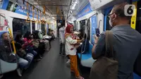 "Untuk layanan TransJakarta, Mikrotrans, TransJakarta Cares, Bus Wisata tetap berlaku tarif Rp 0 atau gratis. Bagi pelanggan dihimbau untuk membawa kartu uang eletronik (KUE) ketika akan menggunakan layanan TransJakarta. Untuk selalu mendapatkan informasi terbaru tentang TransJakarta," jelas Welfizon dalam keterangan tertulisnya. (Liputan6.com/Johan Tallo)