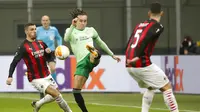 Pemain Celtic Diego Laxalt (tengah) coba dihalau pemain AC Milan Rade Krunic (kiri) dan Diogo Dalot pada pertandingan Grup H Liga Europa di Stadion San Siro, Milan, Italia, Kamis (3/12/2020). AC Milan mengalahkan Celtic 4-2 setelah sebelumnya sempat tertinggal dua gol. (AP Photo/Antonio Calanni)