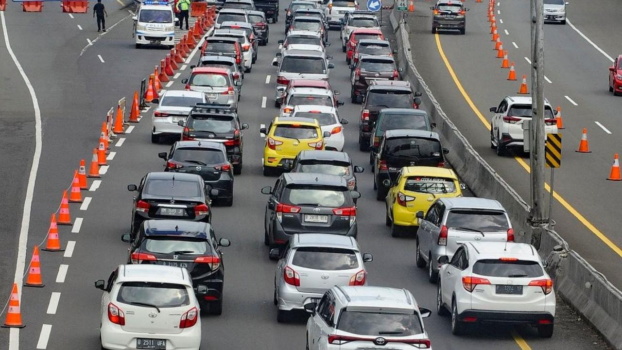 Kondisi ini membuat petugas kepolisian terus menerapkan kebijakan one way baik menuju Puncak maupun arah sebaliknya. Foto: merdeka.com / Arie Basuki