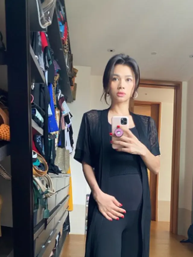 Hamil Anak Ketiga, Ini 6 Potret Adinda Bakrie Pamer Baby Bump