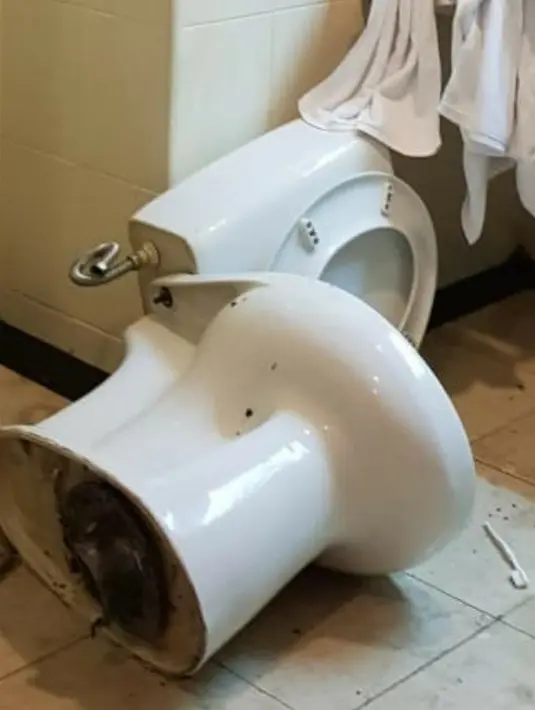 Kondisi kamar mandi di sebuah kamar yang ditempati politisi Partai Demokrat berinisial AA seusai penggeledahan di hotel kawasan Slipi, Jakarta, Senin (4/3). AA ditangkap karena narkoba. (Liputan6.com/HO/Dit Narkoba Mabes Polri)