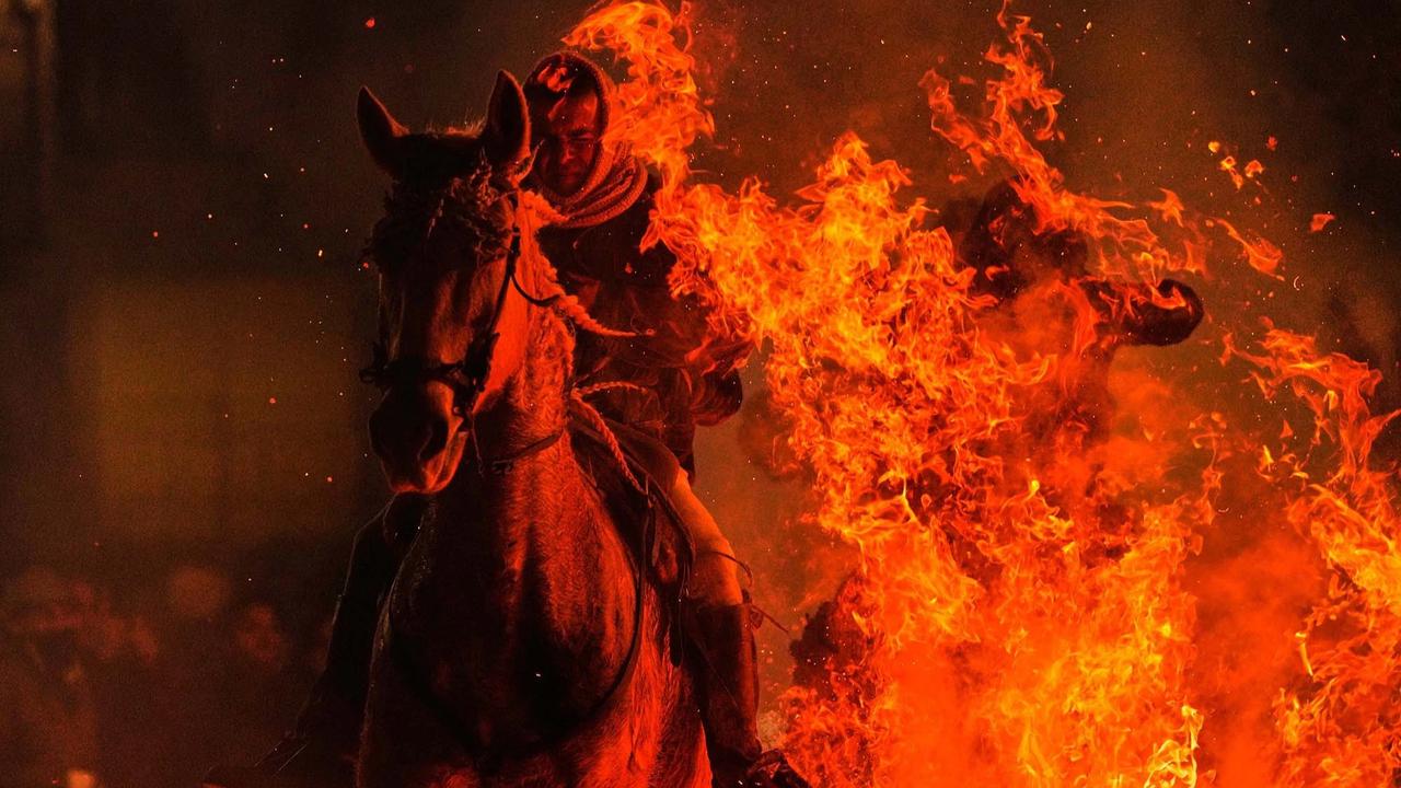 FOTO: Kengerian Ritual Kuda Melompati Api di San Bartolome de Pinares