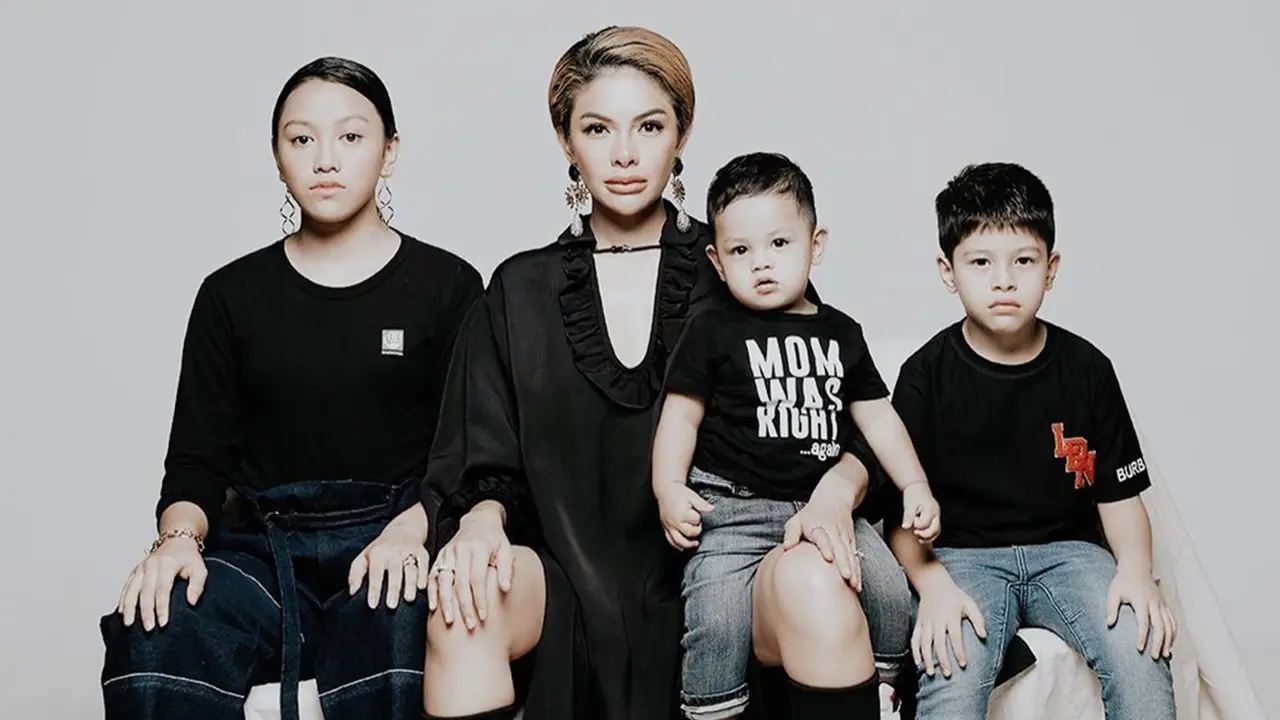 5 Pemotretan Nikita Mirzani dengan Ketiga Anaknya, Curi Perhatian