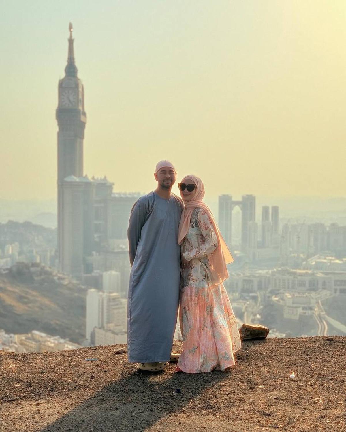 Sementara Raffi Ahmad mengenakan gamis pria dengan peci, Gigi tampil cantik dan anggun dalam balutan hijab serta long dress bermotif floral.<br>