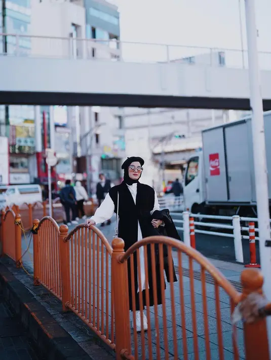 Berlibur musim dingin ke Tokyo, Dinda Hauw tampil dengan outfit stylish. Ia mengadopsi teknik layering pada gaya untuk jadikan tampilan hangat namun penuh gaya. [Foto: Instagram/ DindaHw].