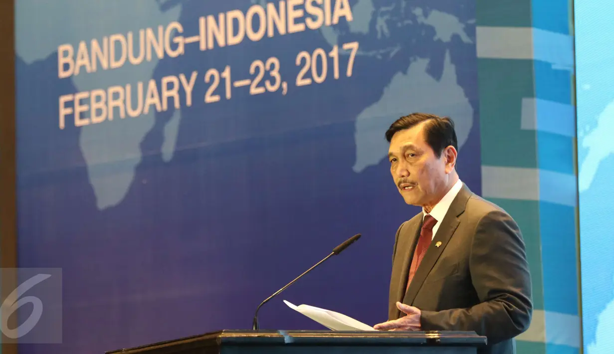 Menko Kemaritiman Luhut Binsar Pandjaitan memberikan sambutan pada Konferensi Internasional dan Pertemuan Tahunan ke-5 OIC IBRAF di Kota Bandung, Rabu (22/2). Acara itu dihadiri 40 negara di berbagai belahan negara Islam. (Liputan6.com/Helmi Afandi)