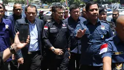 Ketua Bidang Hukum, Advokasi, dan HAM Partai Nasdem Taufik Basari (kedua kiri) bersama sejumlah kader Nasdem bersiap melaporkan Rizal Ramli ke Sentra Pelayanan Kepolisian Terpadu Polda Metro Jaya, Senin (17/9). (Liputan6.com/Helmi Fithriansyah)