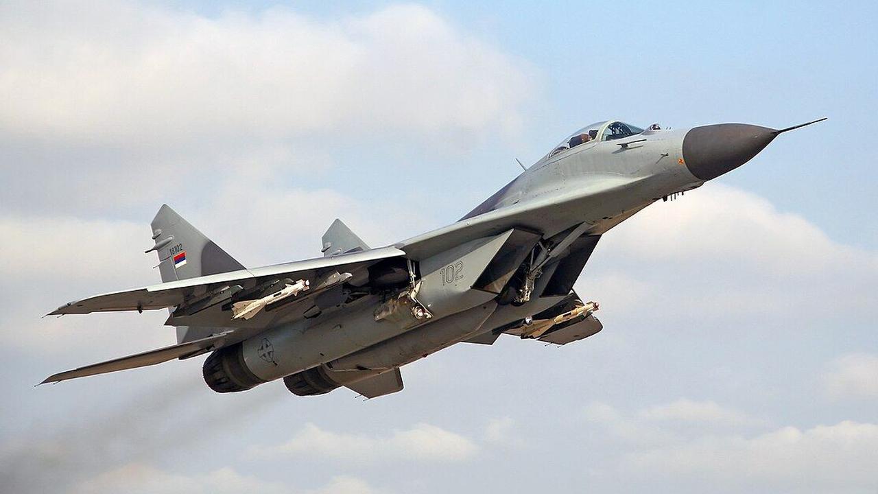 Ada Jet Tempur Serbia MIG-29 Fulcrum Tengah Berada di Dekat Mereka