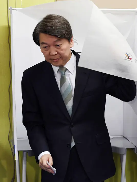 Calon presiden Korea Selatan dari Partai Rakyat, Ahn Cheol-soo keluar dari bilik suara di sebuah TPS di Seoul, Selasa (9/5). Warga Korsel menggunakan hak suaranya untuk memilih presiden baru setelah pemakzulan Park Geun-hye. (Han Jong-chan/Yonhap via AP)