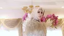 Syahrini berpose mengenakan gamis mewah berwarna krem dengan hiasan rumbai-rumbai di pundak. (Liputan6.com/Instagram/@princessyahrini)