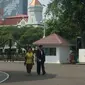 Tumpak Hatorangan Panggabean bersama istri mendatangi Istana Kepresidenan untuk dilantik menjadi Dewan pengawas KPK. (Liputan6.com/Lisza Egeham)