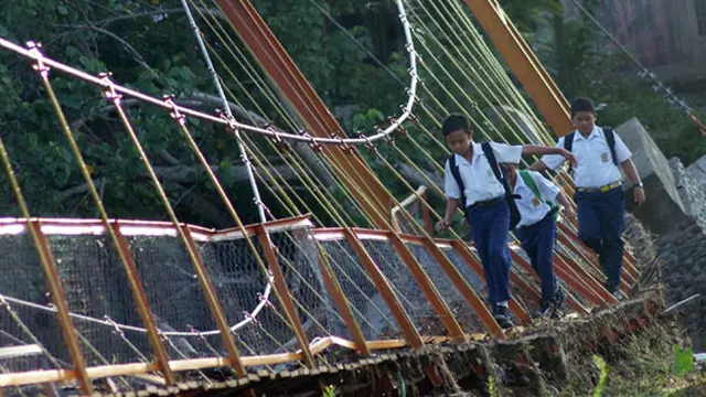 [VIDEO] Ngeri! Pelajar Lintasi Jembatan `Indiana Jones` di Padang