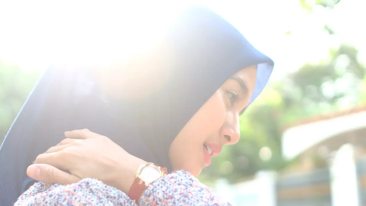[Bintang] Dandanan Glowing Laudya Cinthya Bella Ini Cocok untuk Modern Hijabers