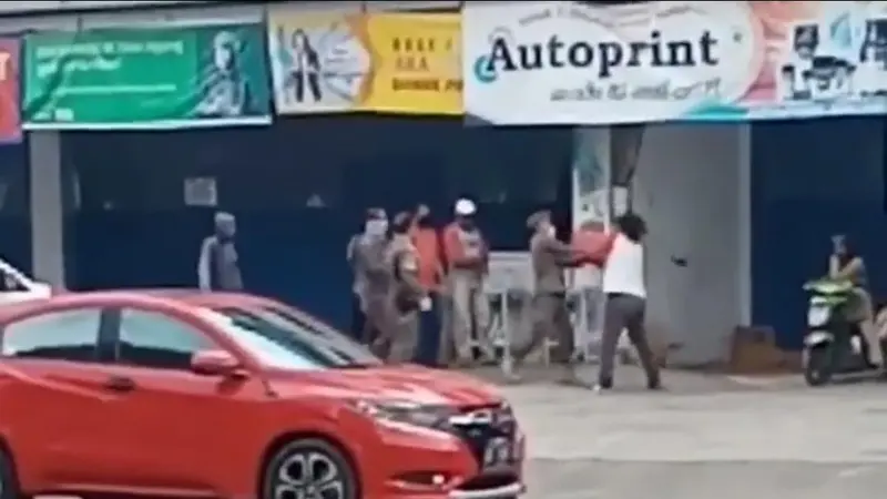Tangkapan layar video viral Satpol PP Makassar Pukul Juru Parkir (Istimewa)