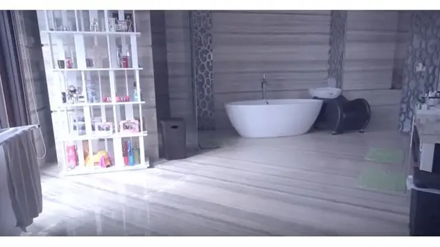 Momo Geisha memiliki kamar mandi yang luas. Tampak pilar-pilar yang menghiasi dengan ukiran indahnya.