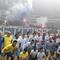 Skuad Persib Bandung berfoto di depan ribuan bobotoh yang memadati Stadion Gelora Bandung Lautan Api (GBLA) Kota Bandung, Kamis (7/5/2026). Ini merupakan bentuk dukungan terhadap Persib Bandung yang akan terbang ke Samarinda untuk duel panas melawan Persija Jakarta pada pekan ke-32 BRI Super League 2025/2026, Minggu (10/5/2026). (Bola.com/Erwin Snaz)