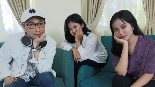 Mayang dan Chika saat berkonsultasi dengan Coach Rheo (ist)