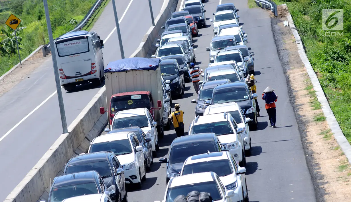 Pedagang menjajakan makanan ke pengendara jelang Simpang Tiga Keluar Tol Brebes, Jateng, Sabtu (23/12). Memanfaatkan kepadatan arus libur panjang Natal 2017, pedagang menjajakan dagangan di Simpang Tiga Keluar Tol Brebes. (Liputan6.com/Helmi Fithriansyah)