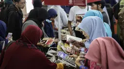 Suasana saat pengunjung melihat-lihat buku di Islamic Book Fair 2018 di JCC, Jakarta, Jumat (20/4). Pameran tahun ini menghadirkan 53 ribu judul buku islami. (Liputan6.com/Faizal Fanani)