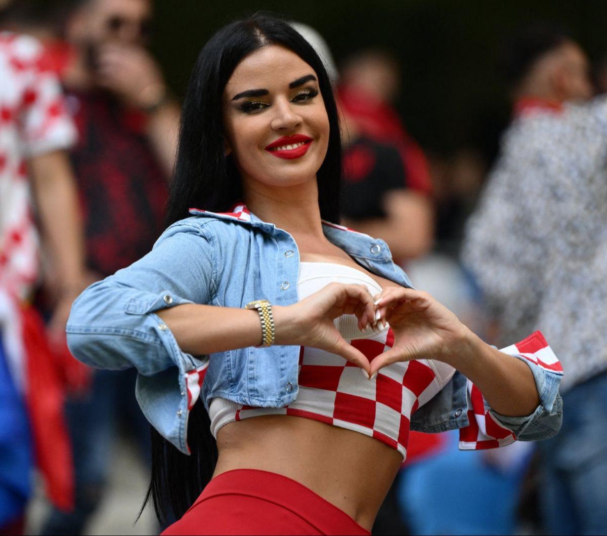 Model seksi Ivana Knoll berpose saat menyaksikan pertandingan Kroasia vs Albania dalam penyisihan Grup B Euro 2024 di&nbsp;Volksparkstadion, Hamburg, Jerman, pada Rabu (19/6/2024). Kehadiran pendukung setia Timnas Kroasia ini menyita perhatian publik&nbsp;Volkspa