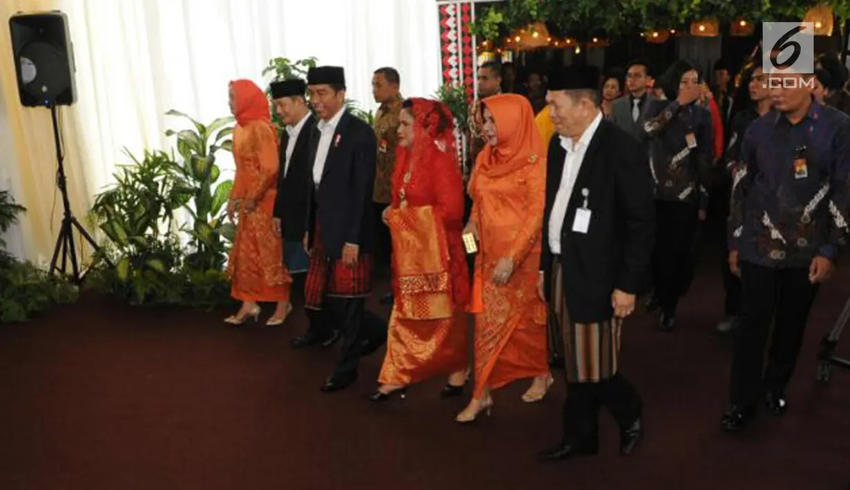 Presiden Joko Widodo dan Ibu Negara Iriana dan keluarga Bobby Nasution saat pesta adat Kahiyang Ayu dan Bobby Nasution di  Bukit Hijau Regency Taman Setia Budi (BHR Tasbi), Medan, Sabtu (25/11). (Liputan6.com/Pool/Media Center)